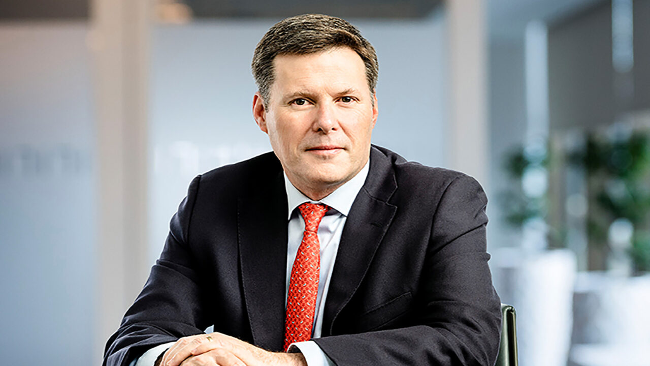 Anglo slashes De Beers value by 50%